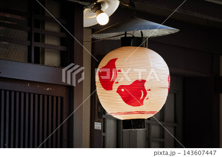 京都、先斗町の提灯 鴨川ちどり 京都、先斗町の提灯 鴨川ちどり 143607447