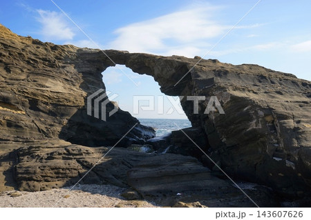 晴天の三浦半島、城ケ島の馬の背洞門 1月三浦半島09城ケ島・馬の背洞門 晴天の三浦半島、城ケ島の馬の背洞門 1月三浦半島09城ケ島・馬の背洞門 143607626