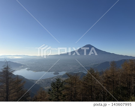 新道峠から望む夜明けの空と雲海と富士山 新道峠から望む夜明けの空と雲海と富士山 143607995