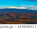 北海道・大雪山連峰と紅葉の大パノラマ空撮風景 143608411