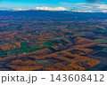 北海道・大雪山連峰と紅葉の大パノラマ空撮風景 143608412