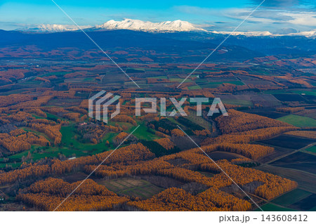 北海道・大雪山連峰と紅葉の大パノラマ空撮風景 北海道・大雪山連峰と紅葉の大パノラマ空撮風景 143608412