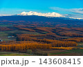 北海道・大雪山連峰と紅葉の大パノラマ空撮風景 143608415