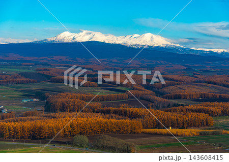 北海道・大雪山連峰と紅葉の大パノラマ空撮風景 北海道・大雪山連峰と紅葉の大パノラマ空撮風景 143608415