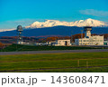 旭川空港と大雪山連峰を望む北海道の紅葉風景 143608471