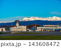 旭川空港と大雪山連峰を望む北海道の紅葉風景 143608472