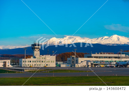 旭川空港と大雪山連峰を望む北海道の紅葉風景 143608472