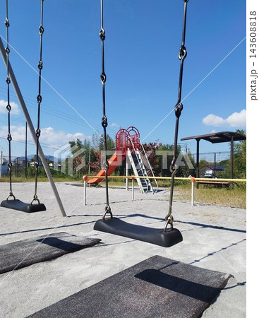 青空と公園の遊具 ブランコと滑り台 青空と公園の遊具 ブランコと滑り台 143608818