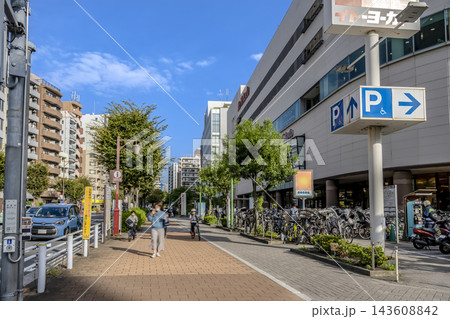 東京都大田区 大森駅周辺のイトーヨーカドー大森店と歩道 東京都大田区 大森駅周辺のイトーヨーカドー大森店と歩道 143608842