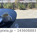 街中にあるカフェのコーヒーカップ 143608883