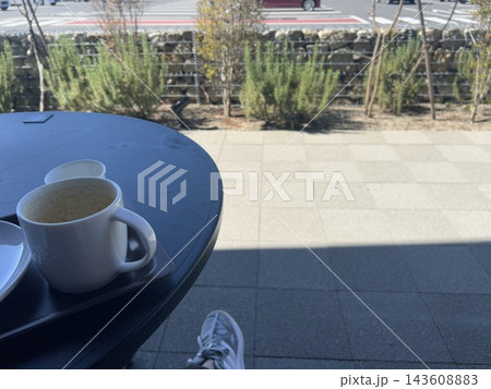 街中にあるカフェのコーヒーカップ 143608883