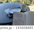 屋外に設置されたテラスカフェ 143608885