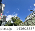 青空を背景にした、三ノ宮のビル群と遠くに見えるビル 143608887
