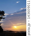 伊勢志摩　二見浦　夕日に照らされる海岸風景 143609011