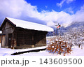 雪の美作滝尾駅、古い鉄道荷物取り扱い建物と雪景色の冬風景 143609500