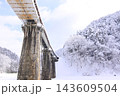 雪の松ぼうき橋梁、因美線の石造り鉄道橋の冬風景 143609504