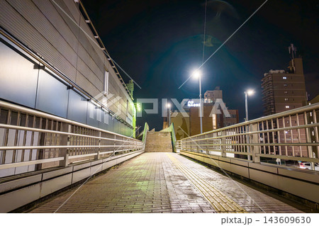 夜の駅前歩道橋と街灯が照らす都市の風景 夜の駅前歩道橋と街灯が照らす都市の風景 143609630
