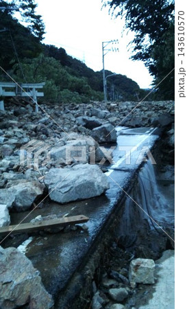 大雨被害で岩が流れ込んだ山間部の道路 大雨被害で岩が流れ込んだ山間部の道路 143610570