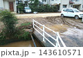 大雨被害で泥や土砂が流れ込んだ住宅地の道路と川1 143610571
