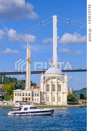 Ortakoy Mosque and Bosphorus Bridge Tower with Cruising Yacht Ortakoy Mosque and Bosphorus Bridge Tower with Cruising Yacht 143610748