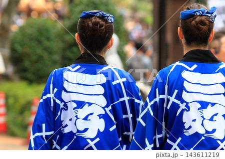 祭半纏の女性 神輿の担ぎ手 祭半纏の女性 神輿の担ぎ手 143611219