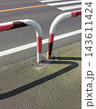 経年劣化で塗装が剥がれ赤錆が発生した歩道の紅白パイプガードレール 143611424