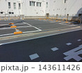 建物裏に整備された車両のない空車のコインパーキング 143611426