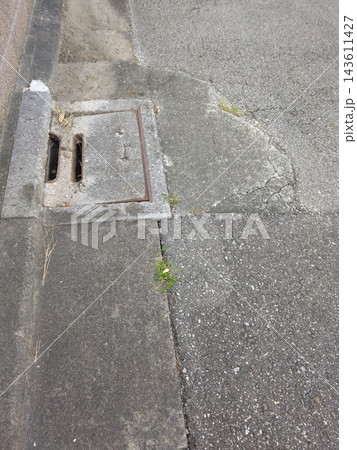 コンクリート側溝の蓋とアスファルト道路の継ぎ目補修跡や段差 コンクリート側溝の蓋とアスファルト道路の継ぎ目補修跡や段差 143611427