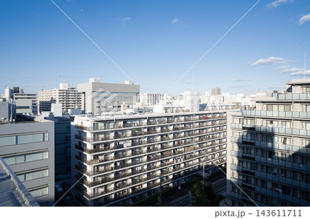 澄み渡る青空とマンション群が広がる、江東区・東陽エリアの都市景観 澄み渡る青空とマンション群が広がる、江東区・東陽エリアの都市景観 143611711