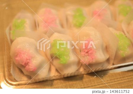ピンクと緑のイガ米が華やかに彩るパック入りの可愛らしい伝統和菓子いがもち ピンクと緑のイガ米が華やかに彩るパック入りの可愛らしい伝統和菓子いがもち 143611752
