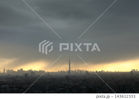 秋の不安定な天気 夕焼け空に広がる雨のカーテン(雨柱)と天使の梯子(薄明光線・光芒) 東京の都市風景 秋の不安定な天気 夕焼け空に広がる雨のカーテン(雨柱)と天使の梯子(薄明光線・光芒) 東京の都市風景 143612333