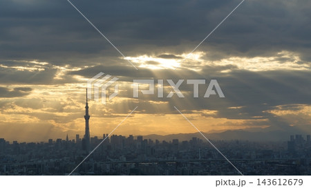 秋の不安定な夕方の空模様 暗い雲と天使の梯子(薄明光線・光芒)東京の都市風景 秋の不安定な夕方の空模様 暗い雲と天使の梯子(薄明光線・光芒)東京の都市風景 143612679
