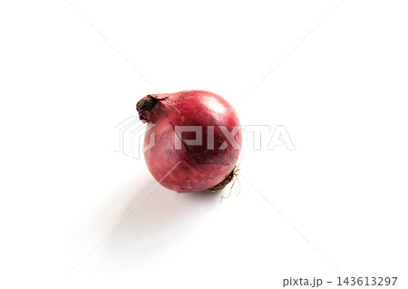 Fresh red onion bulb isolated on white background. Farm organic product concept. Whole raw vegetable root with skin. Healthy cooking, market, and agriculture Fresh red onion bulb isolated on white background. Farm organic product concept. Whole raw vegetable root with skin. Healthy cooking, market, and agriculture 143613297