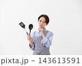 キッチンで悩む女性のイメージ 143613591