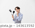 キッチンで悩む女性のイメージ 143613592