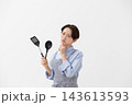 キッチンで悩む女性のイメージ 143613593