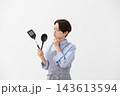 キッチンで悩む女性のイメージ 143613594