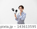 キッチンで悩む女性のイメージ 143613595