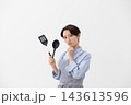 キッチンで悩む女性のイメージ 143613596