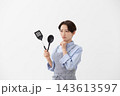 キッチンで悩む女性のイメージ 143613597