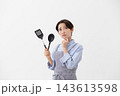 キッチンで悩む女性のイメージ 143613598