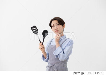 キッチンで悩む女性のイメージ 143613598