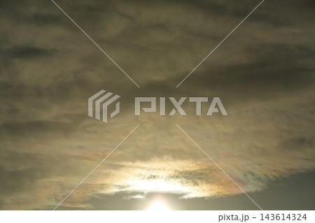 秋の夕空 夕陽に照らされ虹色に輝く彩雲と夕焼け雲・虹色現象 143614324