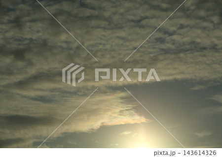 秋の夕空 夕陽に照らされ虹色に輝く彩雲と夕焼け雲・虹色現象 143614326