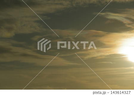 秋の夕空 夕陽に照らされ虹色に輝く彩雲と夕焼け雲・虹色現象 143614327