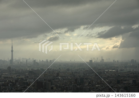 ゲリラ雷雨後の空 天気急回復で雲の切れ間から日差しが差し込む東京の都市風景 ゲリラ雷雨後の空 天気急回復で雲の切れ間から日差しが差し込む東京の都市風景 143615160