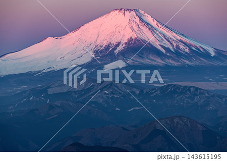 冬のの丹沢・塔ノ岳山頂から見る朝焼けの富士山 冬のの丹沢・塔ノ岳山頂から見る朝焼けの富士山 143615195