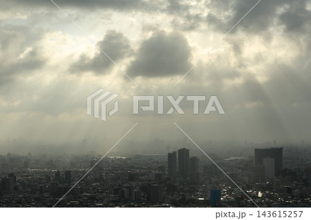 ゲリラ雷雨後の空 天気急回復の天使の梯子(薄明光線・光芒)と都市風景・東京 ゲリラ雷雨後の空 天気急回復の天使の梯子(薄明光線・光芒)と都市風景・東京 143615257