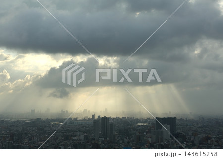ゲリラ雷雨後の空 天気急回復の天使の梯子(薄明光線・光芒)と都市風景・東京 ゲリラ雷雨後の空 天気急回復の天使の梯子(薄明光線・光芒)と都市風景・東京 143615258