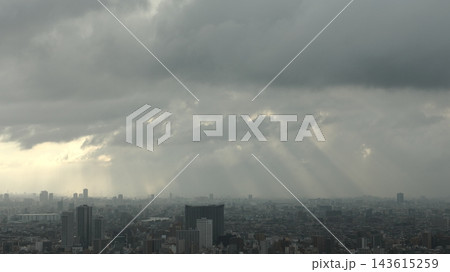 ゲリラ雷雨後の空 天気急回復の天使の梯子(薄明光線・光芒)と都市風景・東京 ゲリラ雷雨後の空 天気急回復の天使の梯子(薄明光線・光芒)と都市風景・東京 143615259